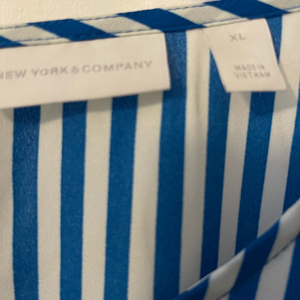 NY&CO dress shirt with tie on the side size xl. Worn once.